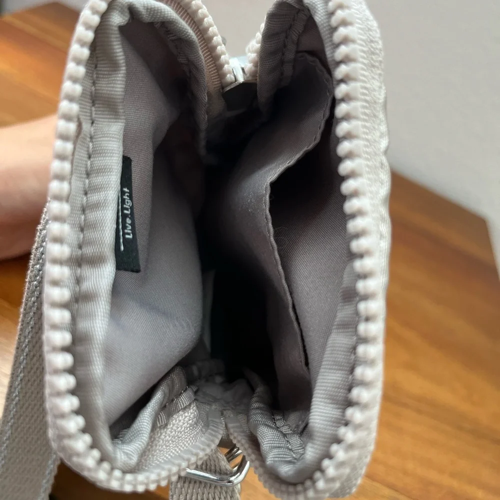 Kipling Silver Crossbody Phone Bag - NWOT - Picture 3 of 4